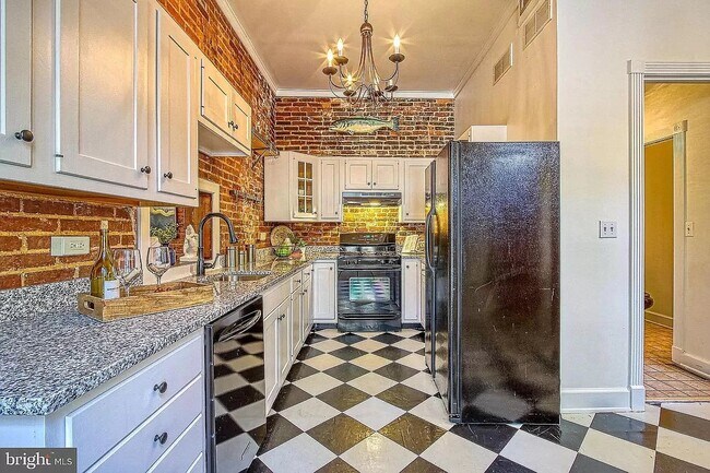 Building Photo - 400 E Cross St