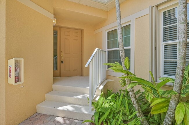 Building Photo - **Coach Home in Jonathans Bay - 3/2 + Den -  Water Views - 2 Car Garage**