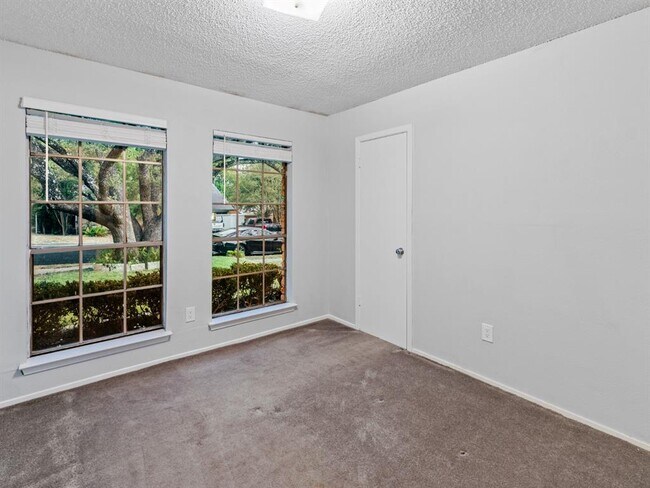 Building Photo - 404 Mulberry Dr