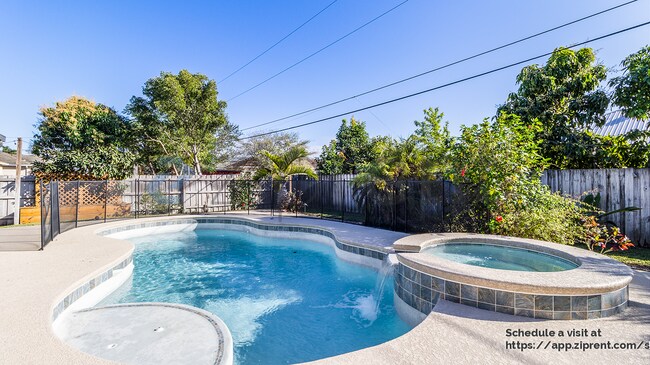 Building Photo - 714 SW Sardinia Ave