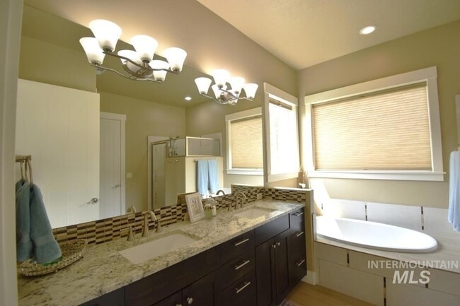 Building Photo - 1193 E Lone Shore Dr