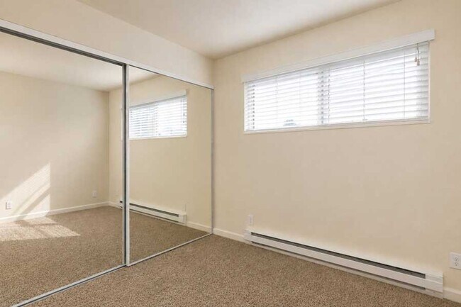 Building Photo - North Beacon Hill 1 Bedroom Apartment for Rent | Beacon Hill Light Rail Access, Balcony, Hardwood...