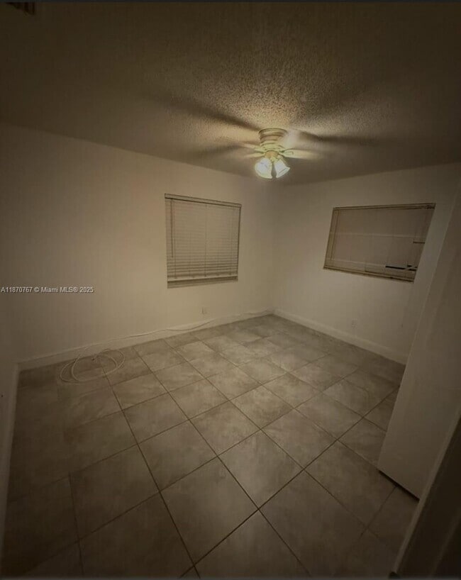 Building Photo - 853 SW 9th Ct
