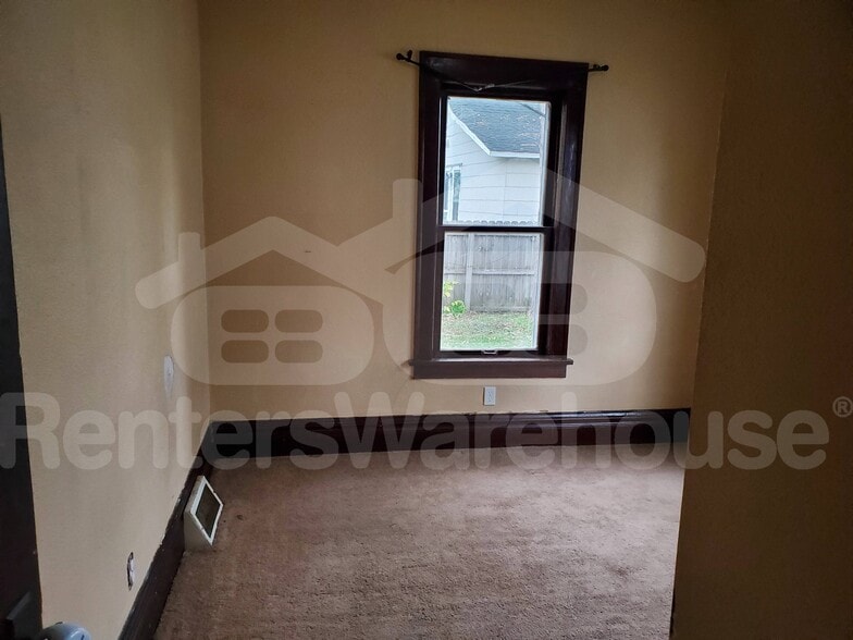 Building Photo - 407 N Elm Ave