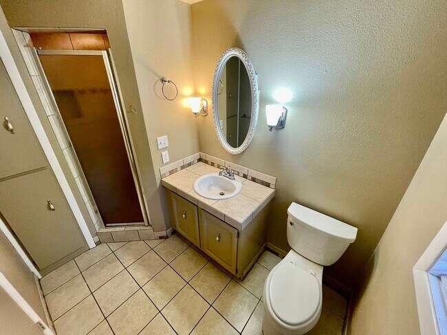 Building Photo - Sprawling 5bd/3bath Split-Level Home | Sto...