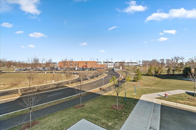 Building Photo - Stunning 4BR / 4.5BA End-Unit Townhome in Brambleton - Built in 2024!