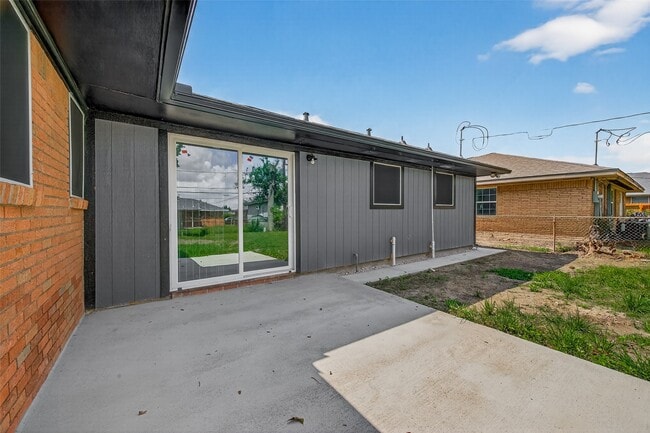 Building Photo - 627 Edgebrook Dr