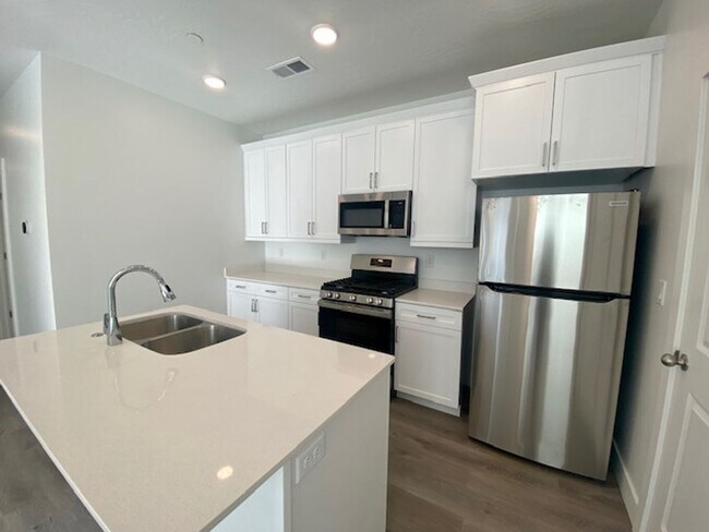 Building Photo - SPACIOUS APARTMENT FOR RENT!