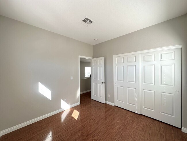 Building Photo - Buffalo Twain