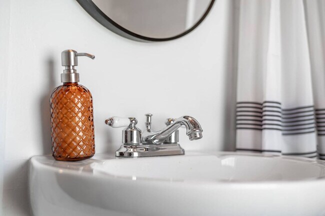 Building Photo - 500 W Rosemary St