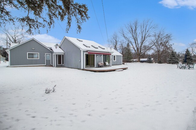 Building Photo - Charming Home on a Beautiful Corner Lot