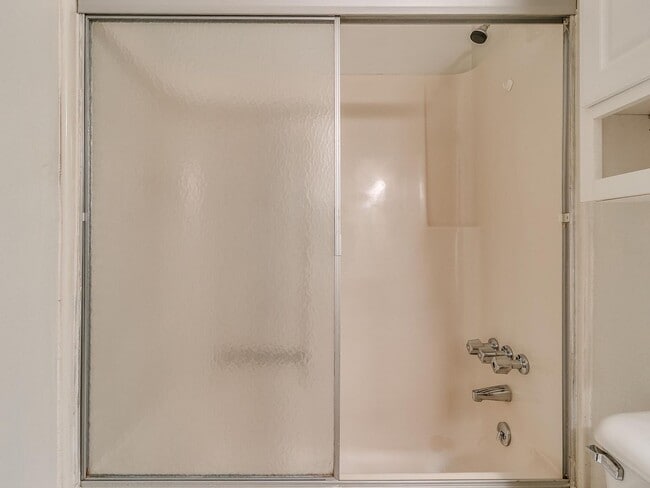 Building Photo - Adorable duplex in Norman