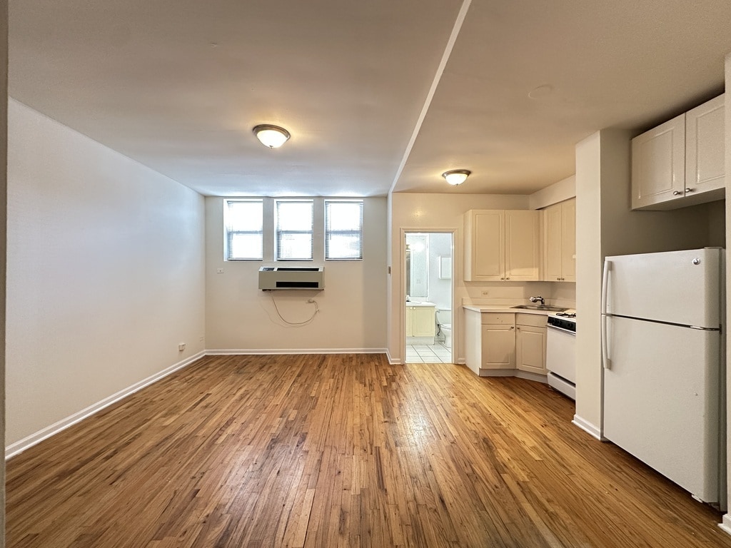 Building Photo - 909 W Dakin St