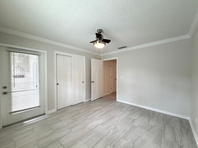 Building Photo - 500 Sandiron Cir