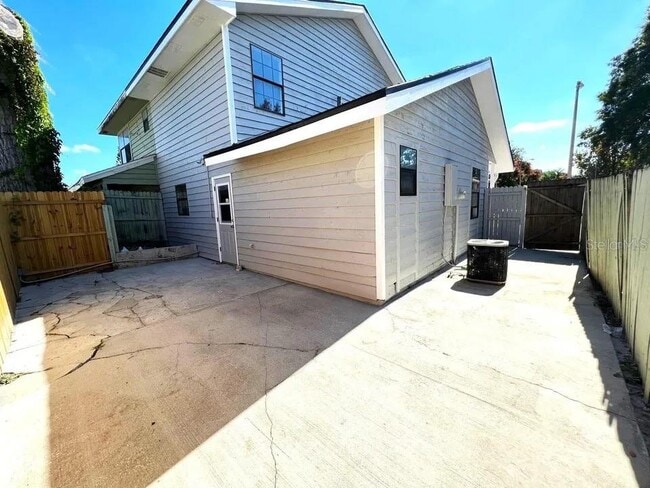 Building Photo - 453 Hemlock St