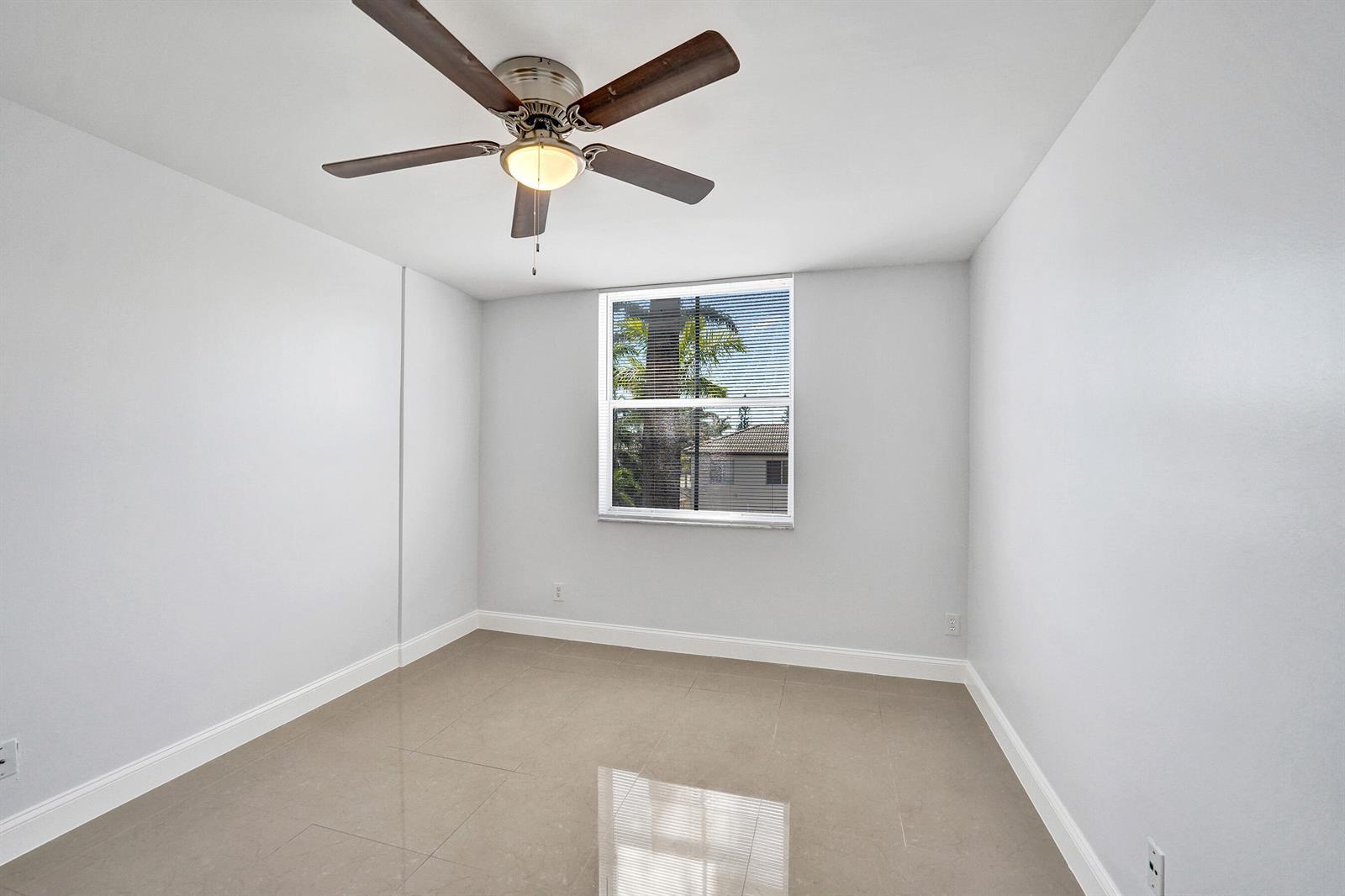 Building Photo - 1450 SE 3rd Ave