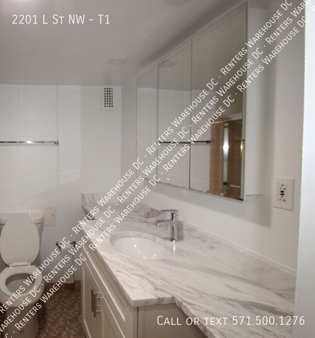 Building Photo - Don't miss this Large 1Bd/1Bth Condo w/ as...