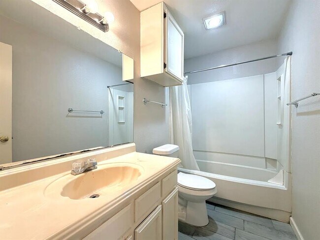 Building Photo - 209 E Noton St