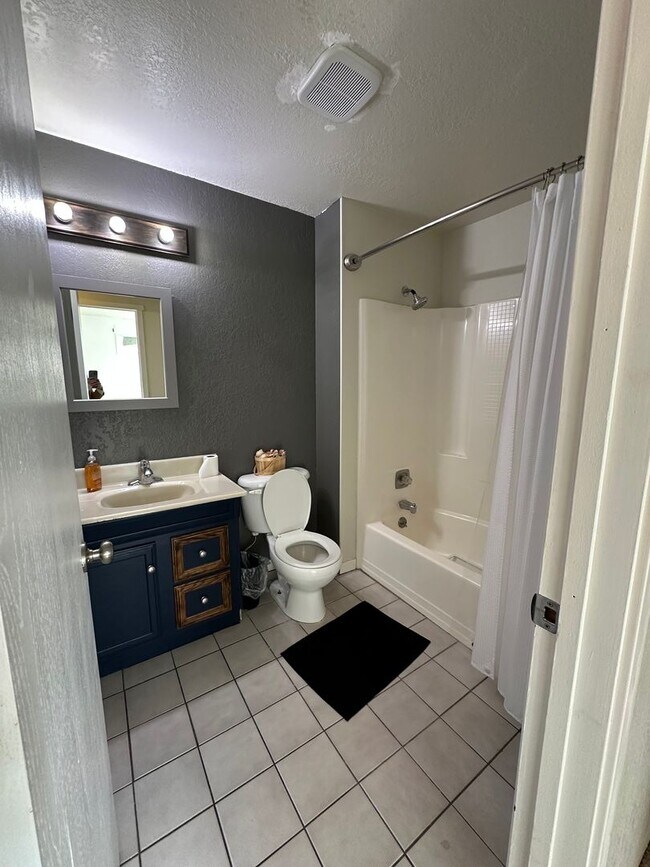 Building Photo - Beautiful 3 Bedroom, 2 Bath Home with One-Car Garage & Storage Shed in Kennewick