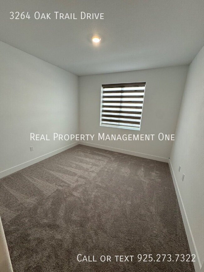 Building Photo - 3264 Oak Trl Dr