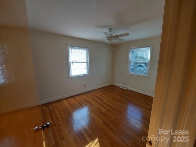 Building Photo - 3813 Selwyn Ave