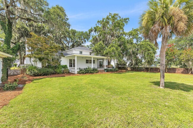 Building Photo - Gorgeous Waterfront Home on Isle of Hope