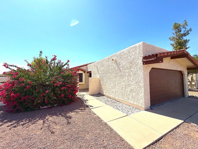 Building Photo - 2126 N Villas Ln