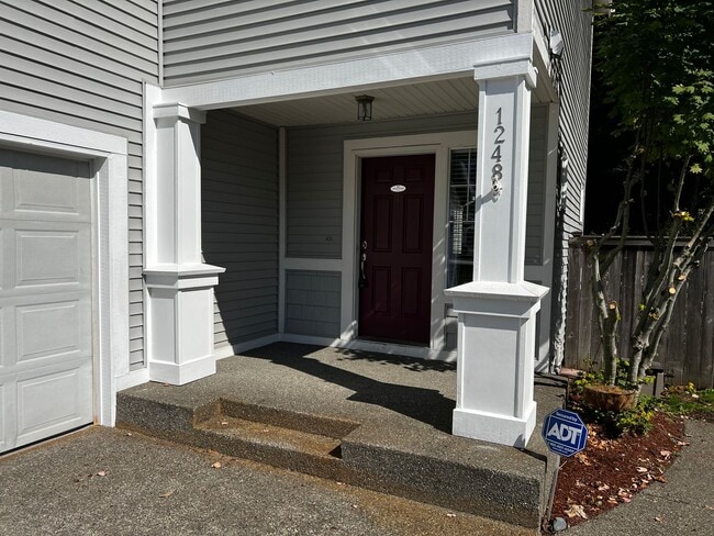 Building Photo - 3 Bedroom 2.5 Bath DuPont Home for Rent
