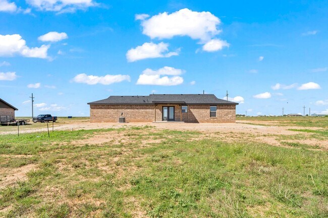 Building Photo - FOR LEASE ON AN ACRE LOT