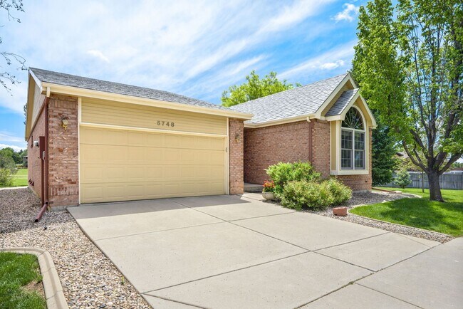 Building Photo - 3 Bedroom, 3 Bathroom backing to Southridg...