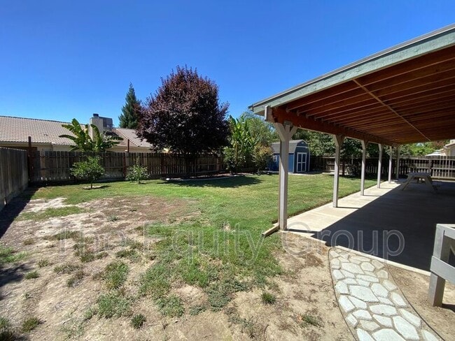 Building Photo - 2643 W Oakridge Ave