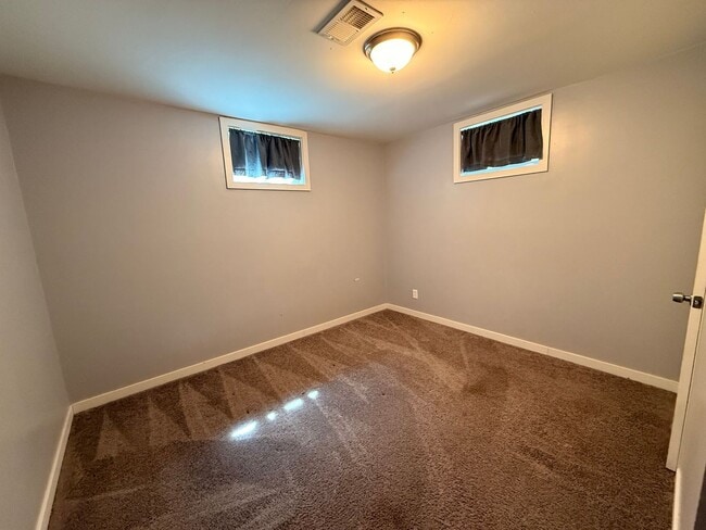 Building Photo - Spacious Twin Lakes Gem!!!