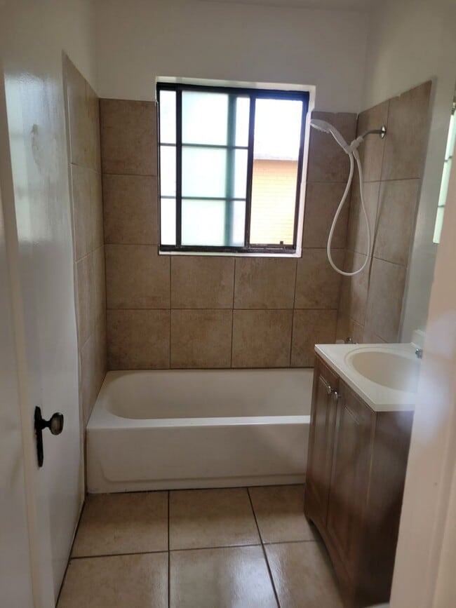 Building Photo - Charming 2-Bedroom Brick Home Near U of A , Banner University Medical Center & I-10