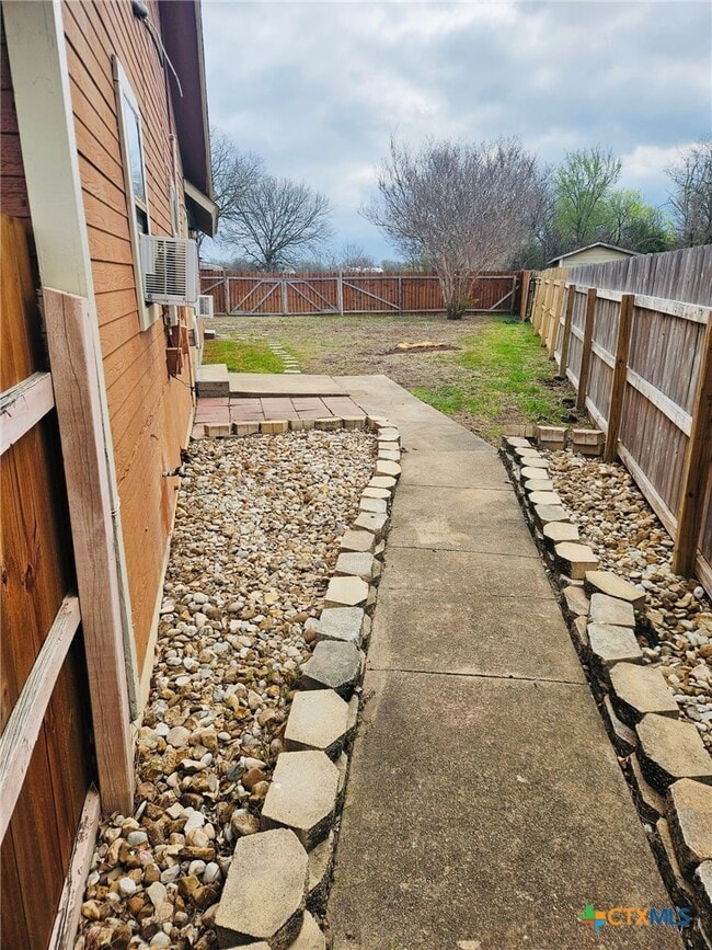 Building Photo - 104 Plains St