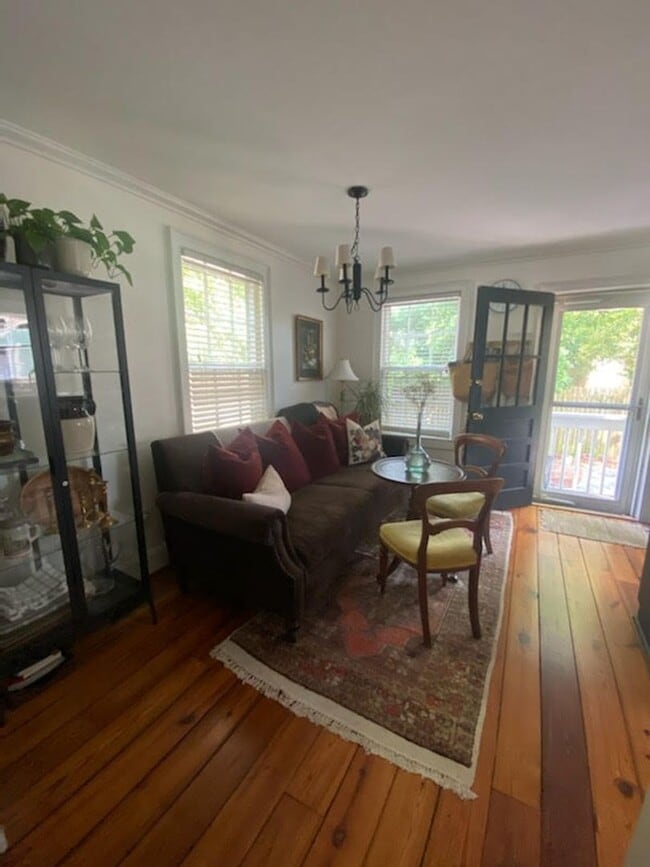 Building Photo - Beautiful historic 3BR/1.5BA Home in Downt...