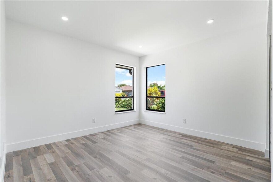 Building Photo - 4920 NW 83rd Ter