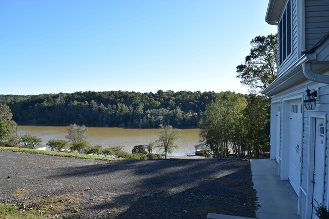 Building Photo - Lake Front 1 Bedroom Apartment - Large Garage & Boat Parking