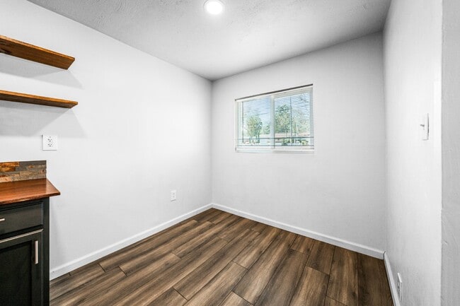 Building Photo - Adorable Studio Apt in Cottonwood - Dog Friendly! Available NOW!