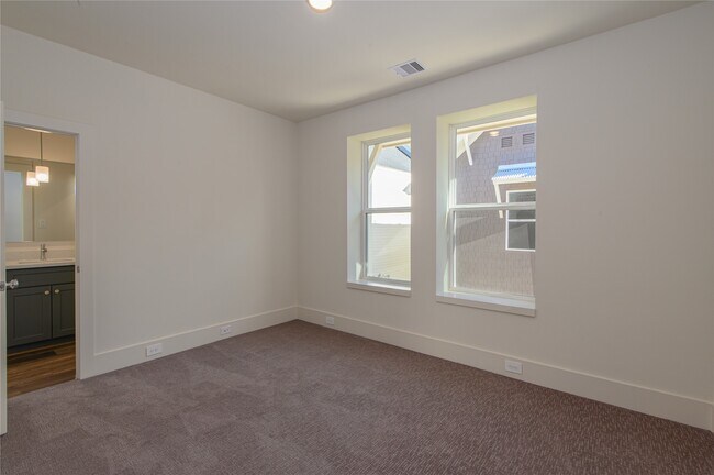 Building Photo - 881 Rachel St