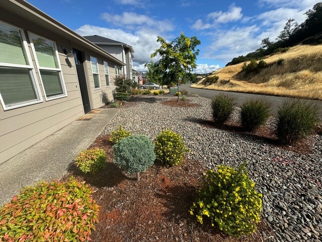 Building Photo - 654 N View Dr