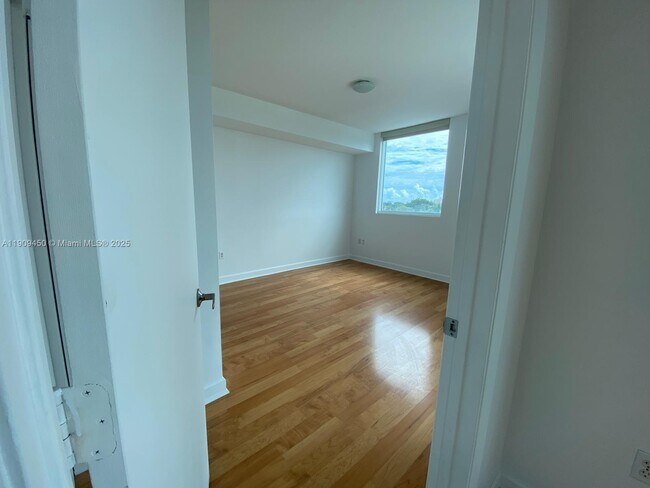 Building Photo - 1401 SW 22nd St