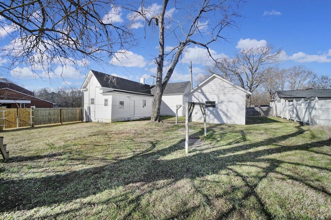 Building Photo - Lovely Three Bed Two Bath Ranch Home in Mo...