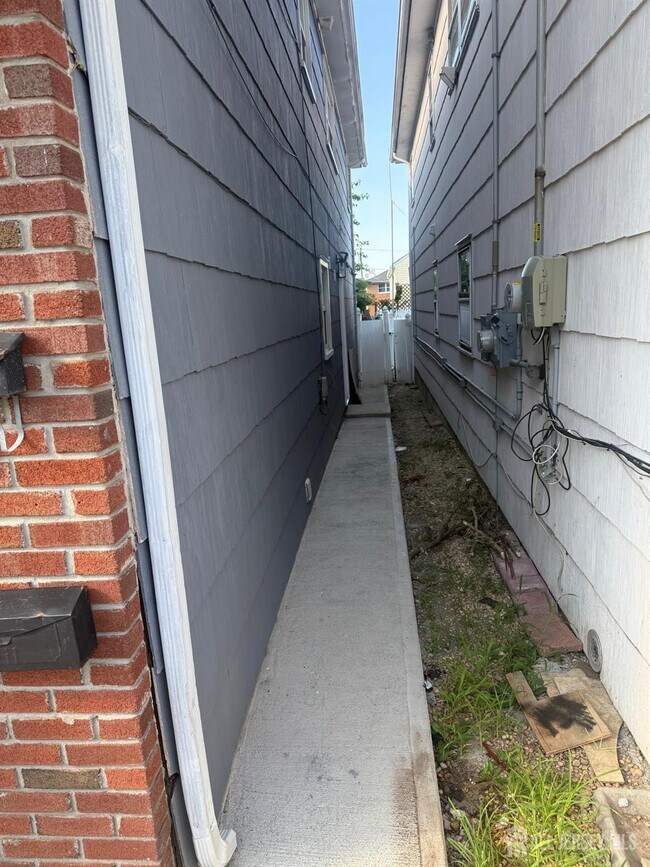 Building Photo - 354 Bruck Ave