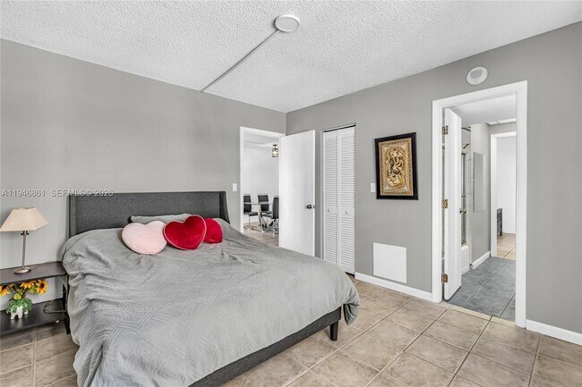 Building Photo - 200 S Birch Rd