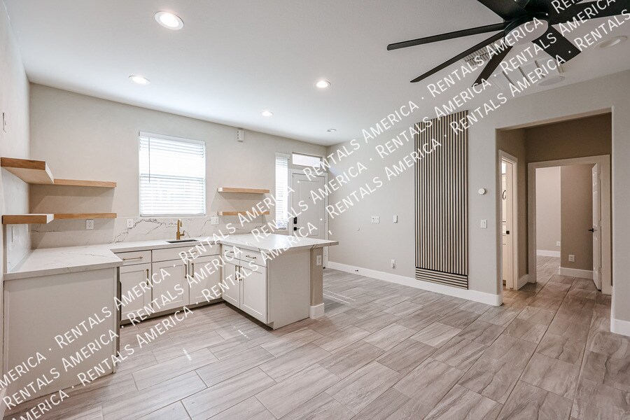 Building Photo - 7855 W Rock Springs Dr