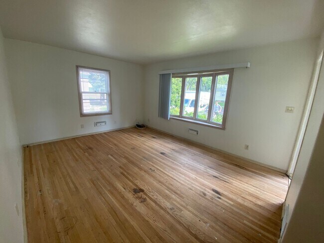 Building Photo - 5 Bedroom by NDSU!!