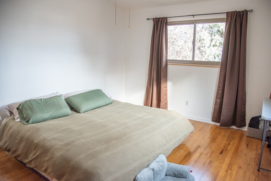 Building Photo - 9 Paramount Pky