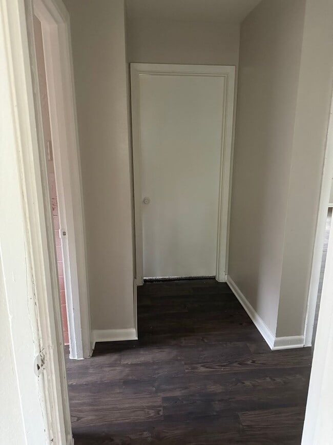 Building Photo - 3 bedroom 1 bath **$300 Off 1st Month