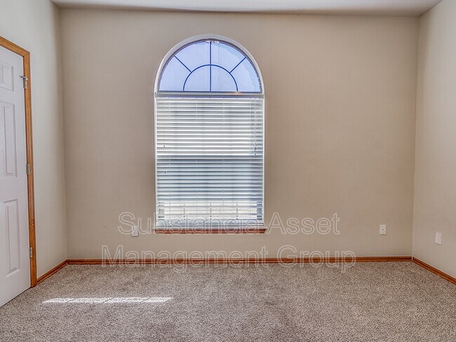 Building Photo - 901 NE 26th Ct