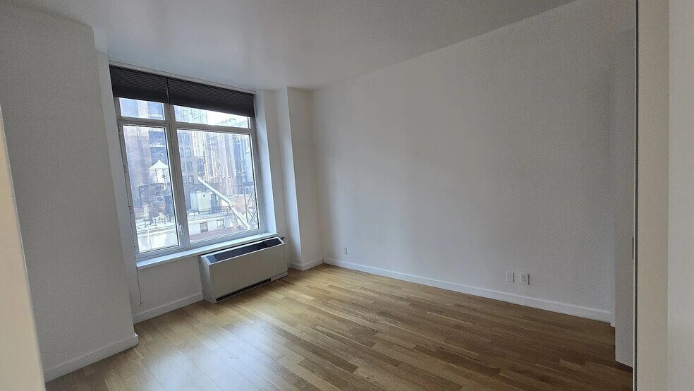 Building Photo - 325 5th Ave